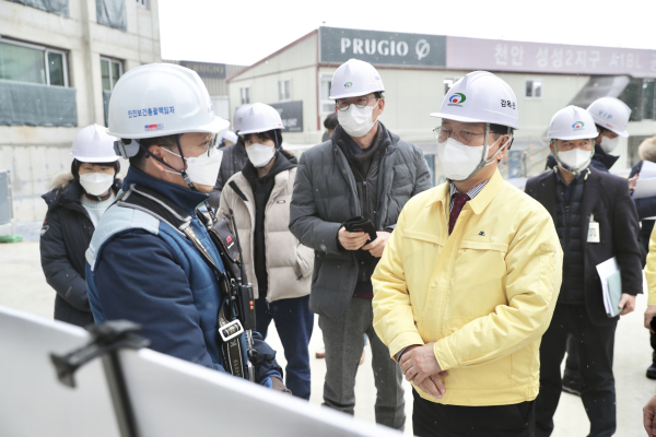 박상돈 천안시장이 성성동 일원 아파트 건축공사장을 방문해 안전 점검을 진행하고 있다