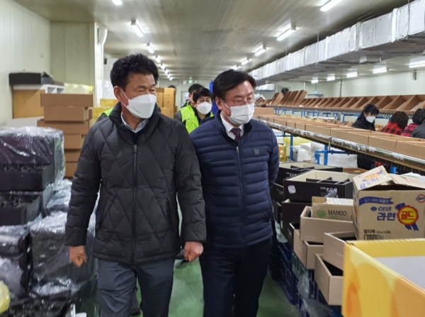 이종욱 충남세종농협본부장(오른쪽)은 구본권 아산원예농협조합장(왼쪽)과 함께 산지유통센터에서 명절맞이 제수용 배 출하 준비상황을 살펴보고 있다.