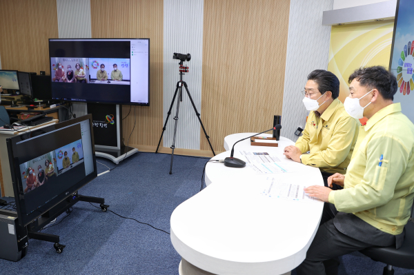 설맞이 요양원 입소어르신 비대면 위문 모습