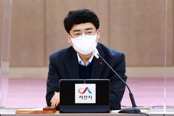 맹정호 서산시장이 24일 시청 대회의실에서 열린 확대간부회의에서 당부사항을 전달하는 모습