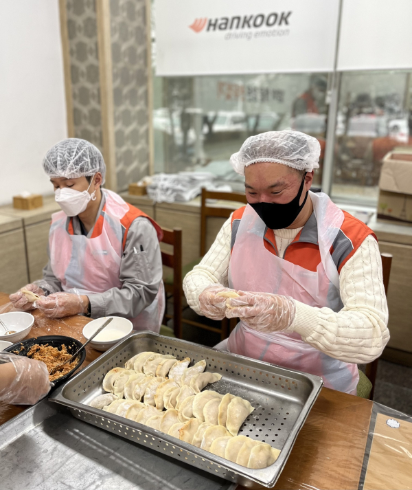 금산공장, 설맞이 ‘情 담은 맞두 빚기’ 봉사 활동 모습