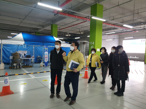 코로나19 선별진료소를 방문한 이태규 아산 부시장