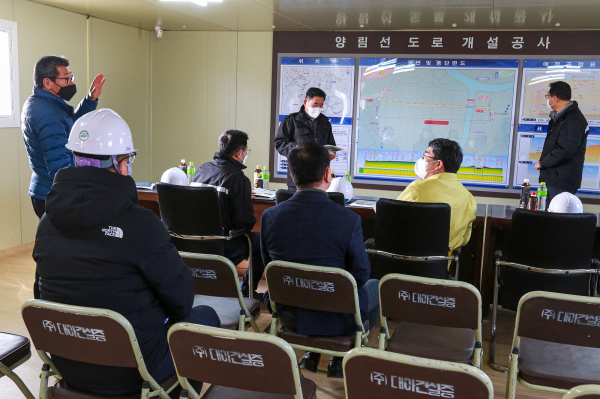 맹정호 서산시장이 26일 양림선 도로개설공사 현장사무실에서 사업브리핑을 청취하고 안전관리를 당부하는 모습