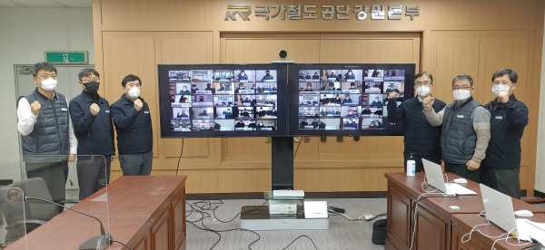 양인동 강원본부장(오른쪽 3번째)과 현장 관계자들이 27일 ‘2022년 안전·청렴 혁신대회’를 화상으로 시행하고 기념촬영을 하고있다.