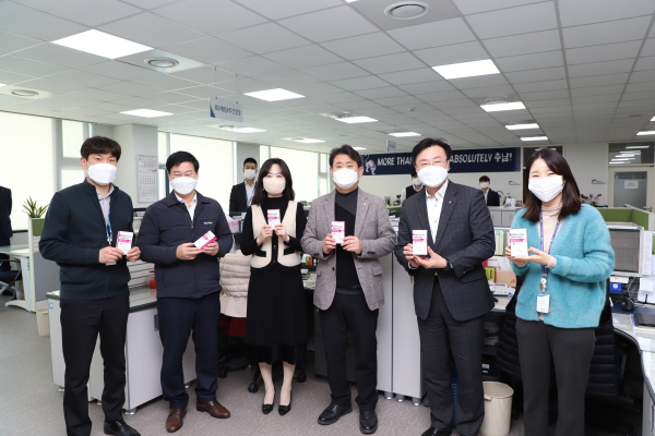 충남세종농협은 설명절 이후 코로나19 오미크론 변이가 주도하는 5차 대유행이 본격화 될 것으로 예상됨에 따라 소속 직원 800여명 전원에 대해 명절이후 출근전 자가검사를 실시하기로 했다