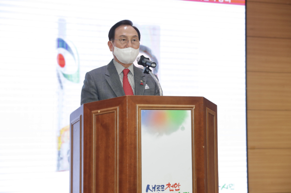 '주민참여예산위원회 총회'에서 연설하고 있는 박상돈 천안시장