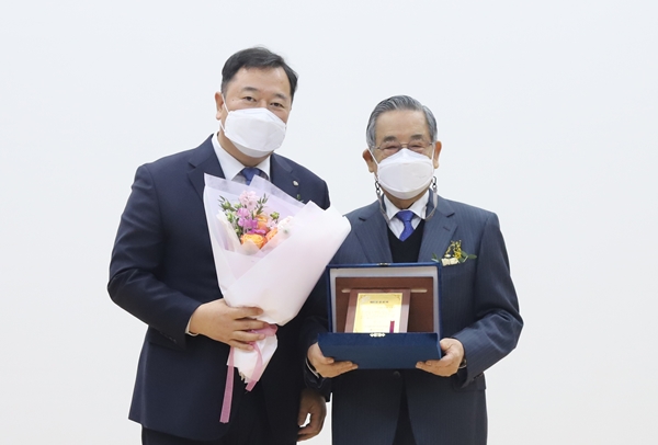 (외쪽부터) 김장성 생명연 원장과 한문희 초대 원장