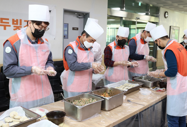 대전공장, 설맞이 情 담은 만두 빚기 봉사활동 진행 모습