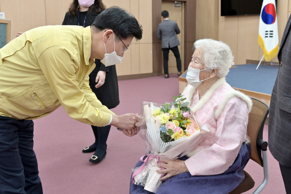 6.25참전유공자 유족 화랑무공훈장 전수식 모습