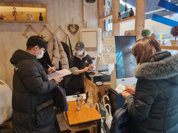 위생업소 특별방역 야간 점검 장면