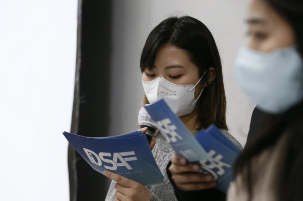 DiSAF에서 시현하는 학생 조직위원