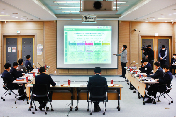 맹정호 서산시장이 8일 시청 대회의실에서 열린 서산시 스마트도시계획 수립 용역 완료보고회에서 용역보고를 듣는 모습