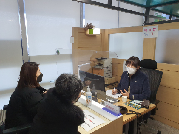 생활법률 무료 상담소에서 민원인과 상담을 진행하는 장면