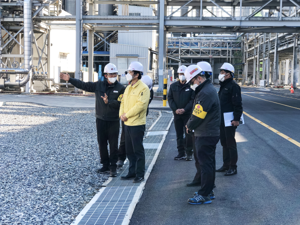 구상 부시장이 8일 lg화학을 방문해 RTO 시설을 점검하는 모습