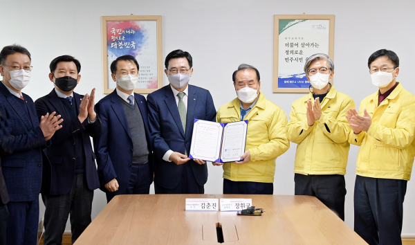 한국농수산식품유통공사-광주광역시교육청 업무협약식2  * 김춘진 한국농수산식품유통공사 사장(좌측 4번째), 장휘국 광주광역시교육청 교육감(우측 3번째)