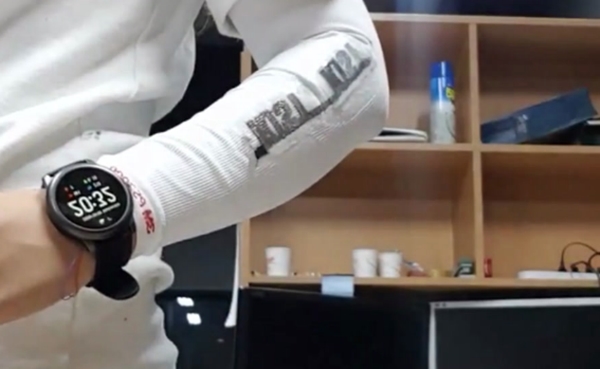 제작한 전극 소재와 집전체 소재를 스판덱스 재질의 팔토시의 양면에 직접 인쇄하고 그 위에 신축 패키징을 진행하여, 신축성 고전압 유기계 배터리를 옷 위에 직접 인쇄했다