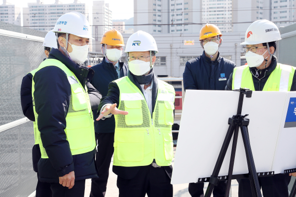 김한영 이사장(왼쪽 네번째)이 10일 부전~마산 복선전철 건설현장을 찾아 사업 진행상황 점검 모습