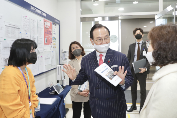 충남외국인주민통합지원 콜센터를 방문해 관계자들을 격려하는 박상돈 천안시장