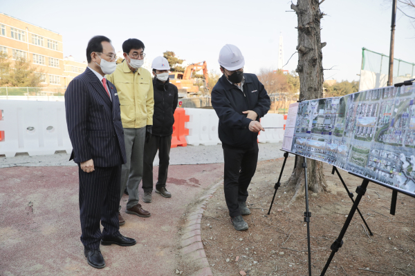 불당4교를 찾아 중대재해 근절 및 시민 불편 민원 현장을 확인하는 박상돈 천안시장