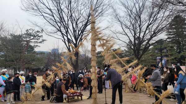 당진 기지시줄다리기 정월대보름 행사가 13일 서울 종로구 국립민속박물관 오촌댁 앞 잔디마당에서 개최됐다.