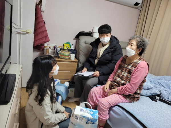 천안시 관계자가 지역사회 통합돌봄 대상자를 방문해 안부를 묻고 있다