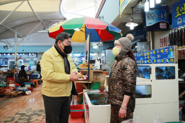지난 1월 30일 안면도수산시장을 방문한 가세로 군수.