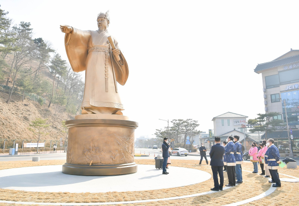 무령왕 동상 회전식 모습