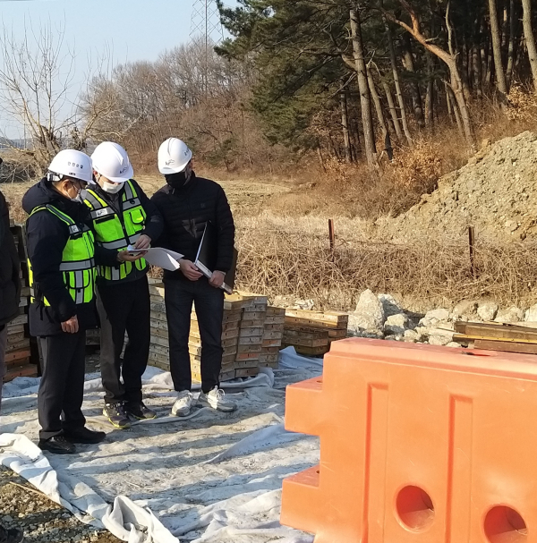 농어촌공사 김인식사장은 충남 충북 4개지역 건설현장에 대한 불시점검에 나섰다(청주 궁평양수장 대체시설 설치사업현장)