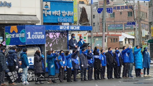 15일 더불어민주당 서산태안지역위원회가 제20대 대통령 선거 출정식을 서산 1호광장에서 가졌다.(사진=김정식기자)