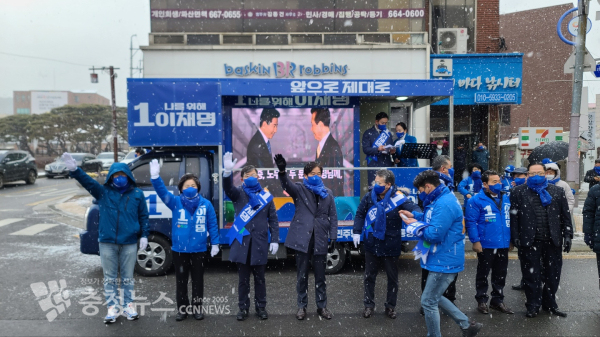 15일 더불어민주당 서산태안지역위원회가 제20대 대통령 선거 출정식을 서산 1호광장에서 가졌다.(사진=김정식기자)