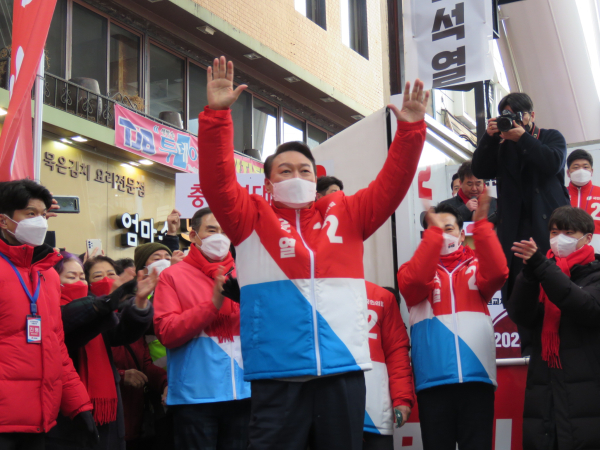 국민의힘 윤석열 대선 후보, 15일 대전 으느정이 거리 유세 모습.