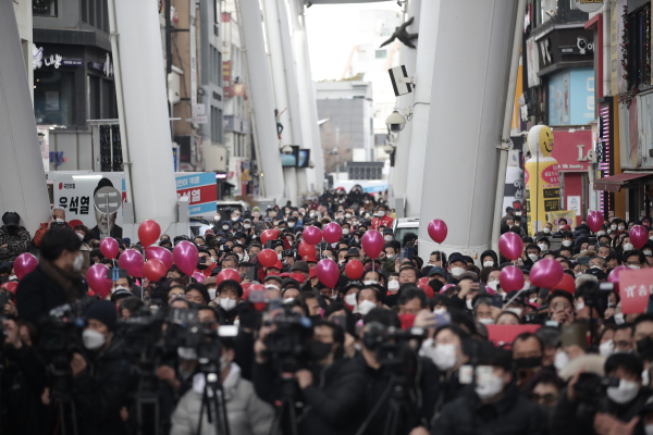 국민의힘 윤석열 대선 후보, 15일 대전 으느정이 거리 유세 모습.