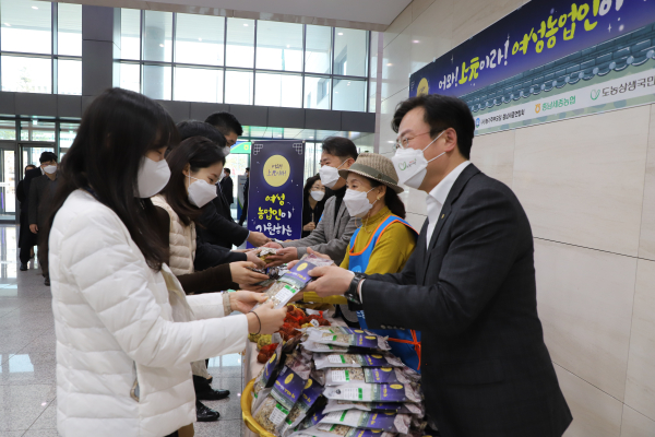 이종욱 충남세종농협본부장(오른쪽 앞), 김부옥 농가주부모임 충남세종연합회장(가운데), 이기범 농협충남세종노조위원장(뒤)이 정월대보름을 맞아 오곡밥용 혼합잡곡을 나누어 주고 있다.