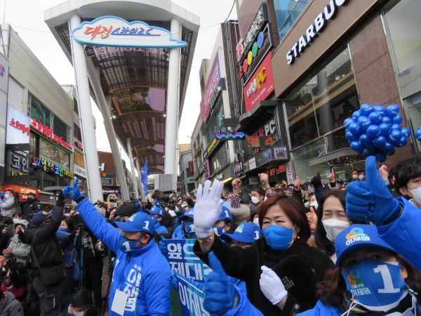 민주당 이재명 대선 후보가 15일 대전 유세를 진행한 가운데, 지지자들이 파이팅을 외치고 있다.