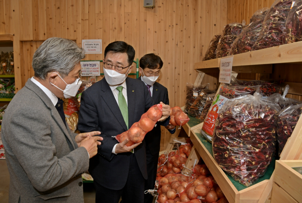 문양로컬푸드직매장 현장 방문 사진 * 한국농수산식품유통공사 김춘진 사장(가운데), 문양로컬푸드직매장 이종철 대표(좌측1번째)