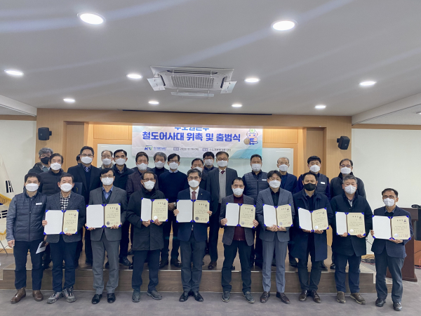 손병두 본부장(왼쪽 다섯번째)과 직원들이 15일 수도권본부에서 '철도어사대 출범식'을 개최하고 기념촬영을 하고 있다.​