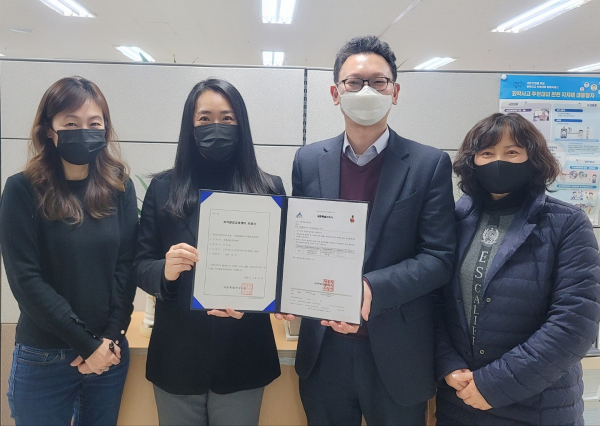 박정민 주무관, 이채연 환경교육센터장, 박판규 환경정책과장, 손경희 환경교육센터 대표