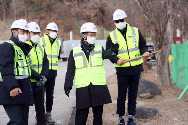 국가철도공단 김한영 이사장(우측 세번째)이 16일 대전북연결선 건설현장을 찾아 사업 진행상황을 점검하고 있다.