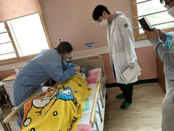 요양시설 입소자 대상 백신 접종 사진