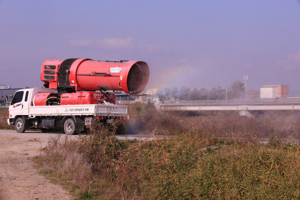 광역살포차량이 2월 초 천수만 철새도래지를 소독하는 모습