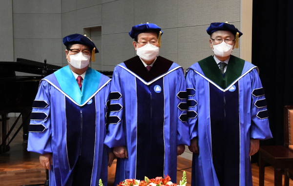 올해 명예박사학위 수여자들이 기념촬영을 하고 있다.(왼쪽부터 유중현, 이종승, 이선 목사)