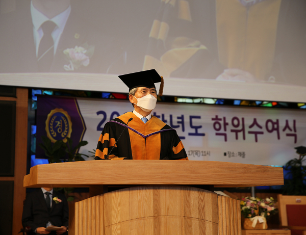 17일 오전 목원대 채플에서 열린 2021학년도 학위수여식에서 권혁대 총장이 축사를 하고 있다.