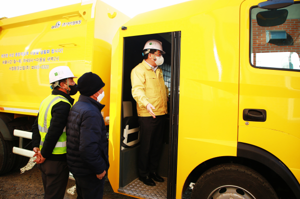 맹정호 서산시장이 지난 17일 저상형 안전 청소차량 현장을 점검하는 모습