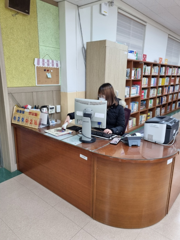 희망일자리 사업을 통해 취업한 졸업생이 학교 도서실에서 사서보조 업무를 하고 있다/충남교육청 제공