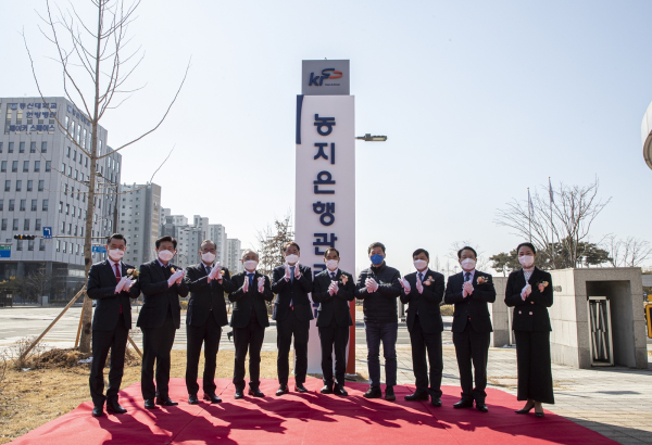 (사진 왼쪽부터) 강경학 농지관리이사, 이학구 한국농업경영인 중앙연합회 회장, 이개호 국회의원, 정현찬 농어업농어촌특별위원회 위원장, 김종훈 농림축산식품부 차관, 김인식 사장, 신정훈 국회의원등