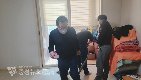 김세호 전 태안군수가 18일 관내 청년들과 함께 중중장애인 집을 찾아 봉사활동을 펼쳤다.