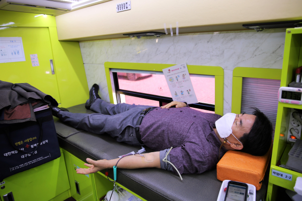 김종연 국립산림치유원장이 18일 산림치유원 예천운영본부 안내센터에서 코로나19 장기화에 따른 혈액 수급난 극복을 위해 생명나눔 사랑의 헌혈행사에 참여하고 있다