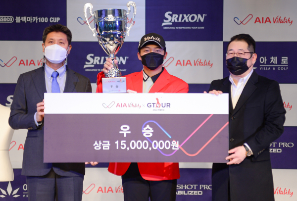 ‘2022 AIA 바이탈리티 GTOUR 남자대회 2차 결선 시상식에서 (왼쪽부터) 골프존 대표이사 박강수 프로, 우승자 김홍택, AIA 바이탈리티 이상돈 재무본부장 기념사진 모습