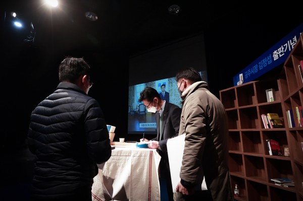 사인중인 김정섭 공주시장