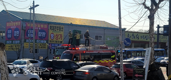 전선을 수습하는 소방관(사진=독자 제공)